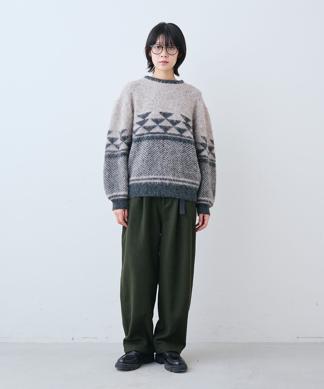 THREE FIFTY STANDARD|ふんわりジャカードニットセーター〈ブラウンベージュ〉とミリタリーテイストの起毛タックパンツ〈オリーブグリーン〉のコーディネート
