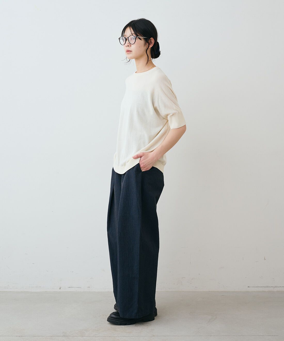 THREE FIFTY STANDARD|三子糸のコットン100% ニットプルオーバーと小谷実由さん セットアップで使えるチェックパンツ〈ダークチャコール〉のコーディネート