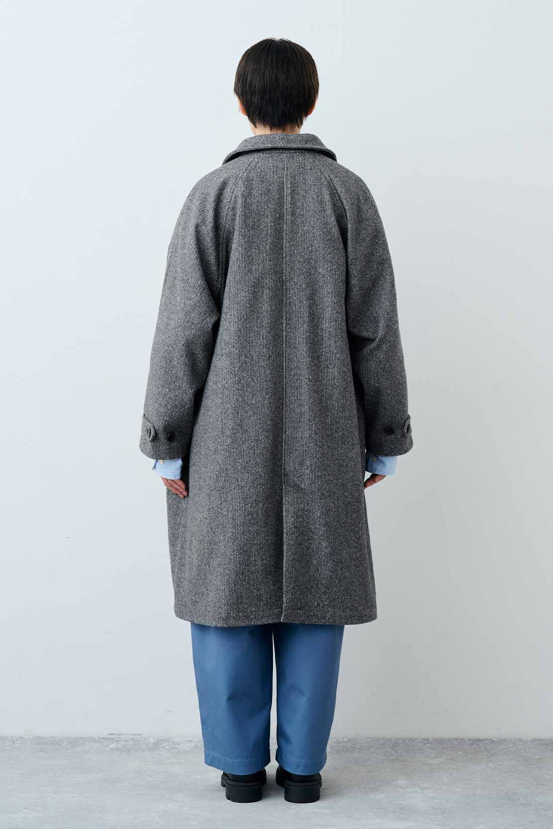 THREE FIFTY STANDARD|小谷 実由さんと作った チェック柄のアンクルコート〈グレー〉と小谷 実由さんと作った ストライプのシャツ〈ブルー〉とグレイッシュブルーのタックワイドパンツのコーディネート|モデル身長：163cm 着用サイズ：M