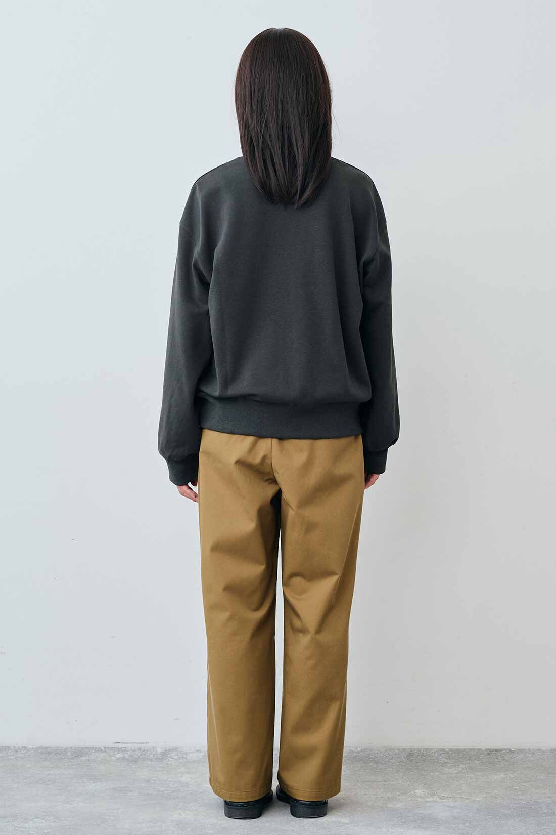 THREE FIFTY STANDARD|Saturday Evening Post プリントトレーナー〈チャコールグレー〉とカジュアルすぎないチノパンツ〈キャメル〉のコーディネート