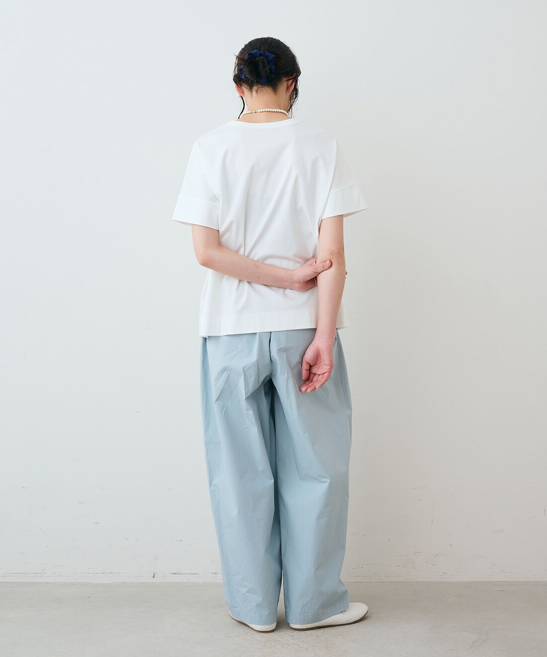 THREE FIFTY STANDARD|シルケット加工をほどこしたダブルスリーブTシャツとカラーキャンバス素材のショルダー付きトートバッグのコーディネート