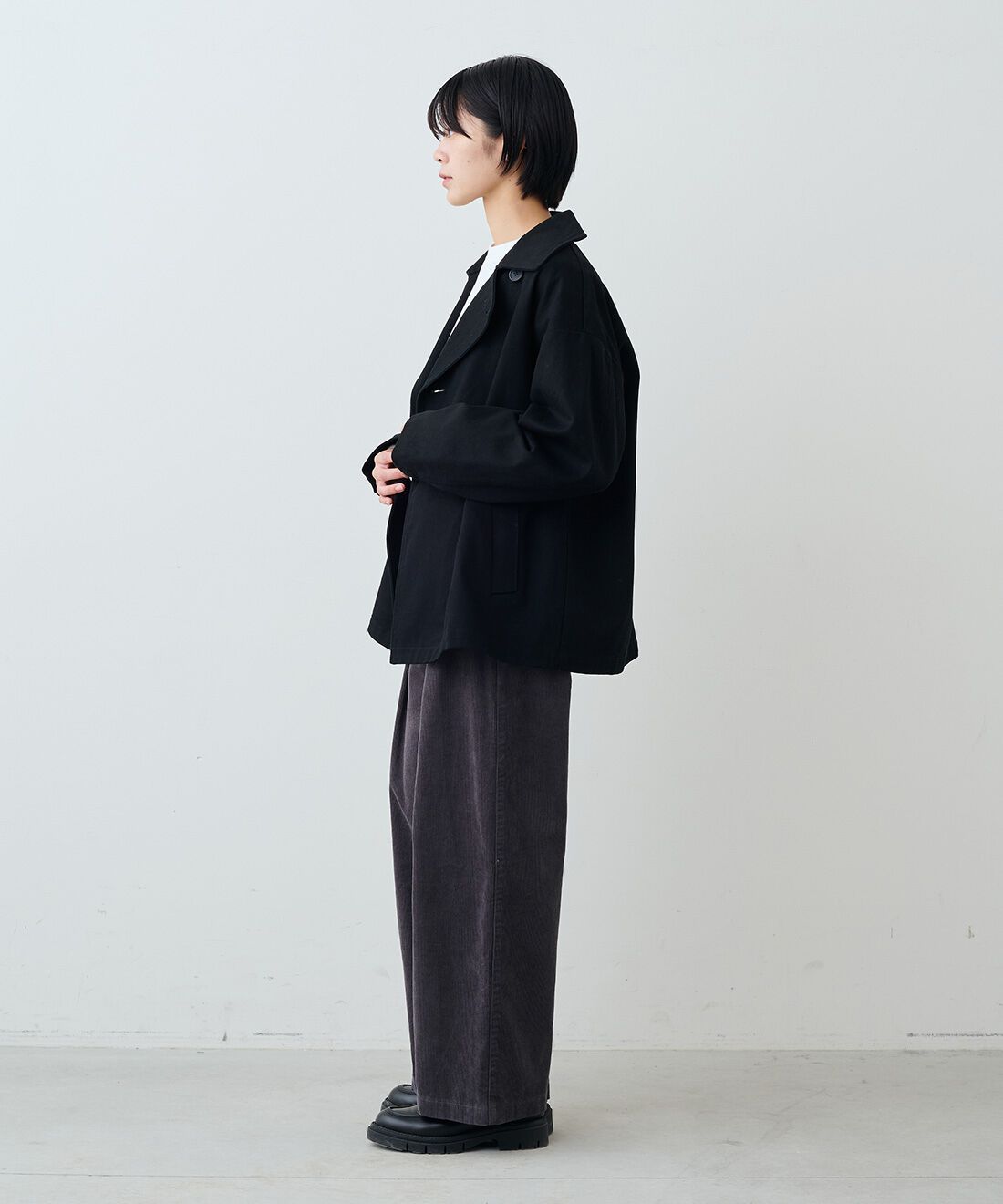 THREE FIFTY STANDARD|コットンツイルのダブルコート〈ブラック〉と小谷実由さんと作ったコーデュロイ ワイドパンツ〈チャコールグレー〉のコーディネート|モデル身長：163cm 着用サイズ：M
