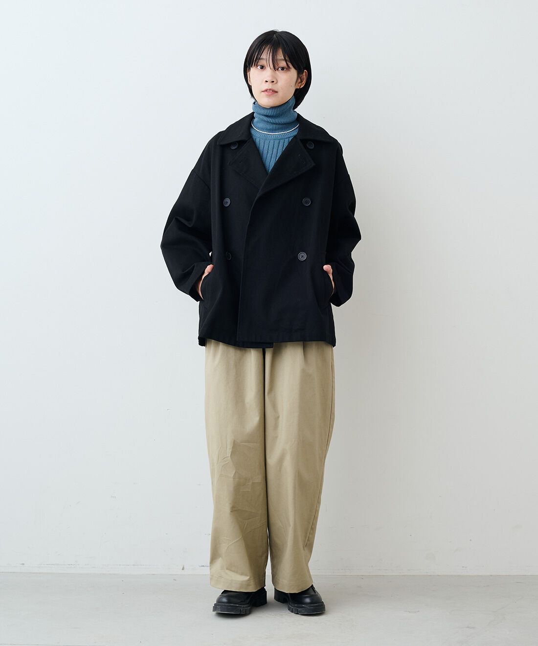 THREE FIFTY STANDARD|コットンツイルのダブルコート〈ブラック〉と綿麻タック イージーパンツ〈カーキベージュ〉と貝パールのバロック風ネックレス　のコーディネート|モデル身長：163cm 着用サイズ：M