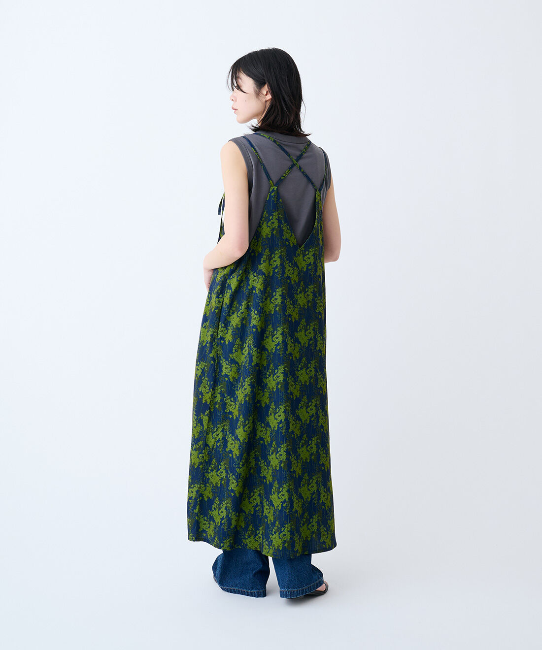 THREE FIFTY STANDARD|ボタニカル柄のキャミワンピースとやわらかな着ごこちのシルク混タンクトップ　と麻混デニムの5ポケットイージーパンツのコーディネート