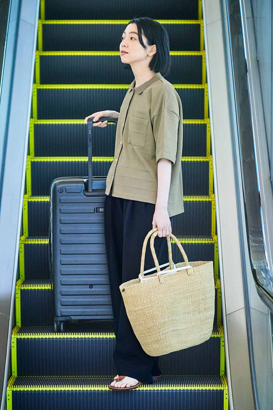 THREE FIFTY STANDARD|しわになりにくい タックパンツ〈ブラック〉のコーディネート