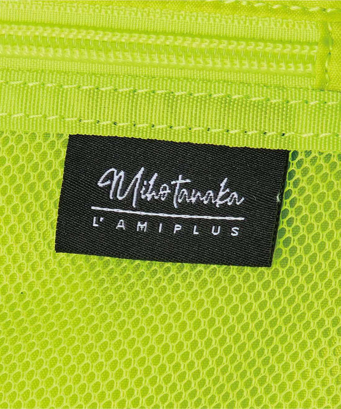 L'AMIPLUS|田中美保さん&times;ラミプリュス　仕分けたい荷物がスイスイ！　ワンフロアにもなる２階建てリュック〈ブラック〉|内生地は気分が上がるイエローグリーン。コラボピスネーム付き。