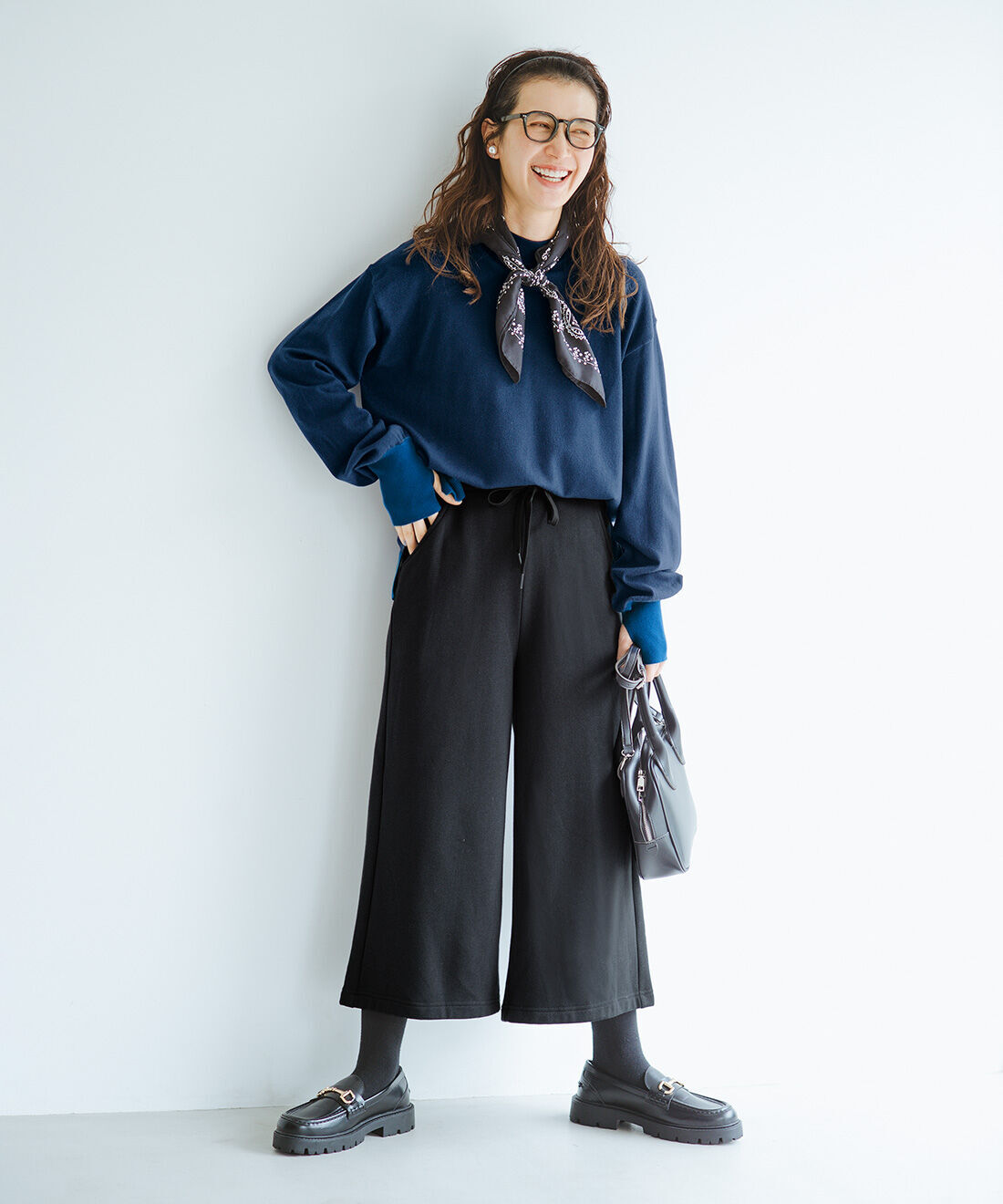 frauglatt|セミワイドシルエットのかるホカ裏起毛パンツのコーディネート
