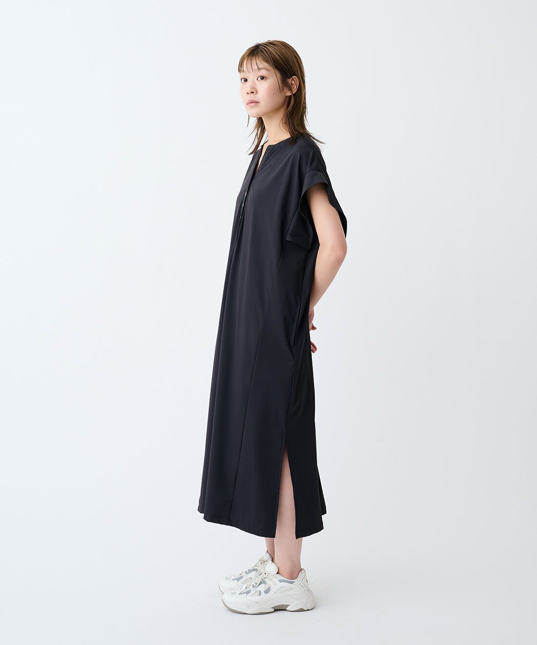 フェリシモファッションニュース|W＆B　UPF50+ ＆ UVカット ＆ 近赤外線カット ＆ 遮熱「SUN GUARD（R）」接触冷感ヘンリーデザインワンピ〈ブラック〉|モデル身長：163cm　着用サイズ：M