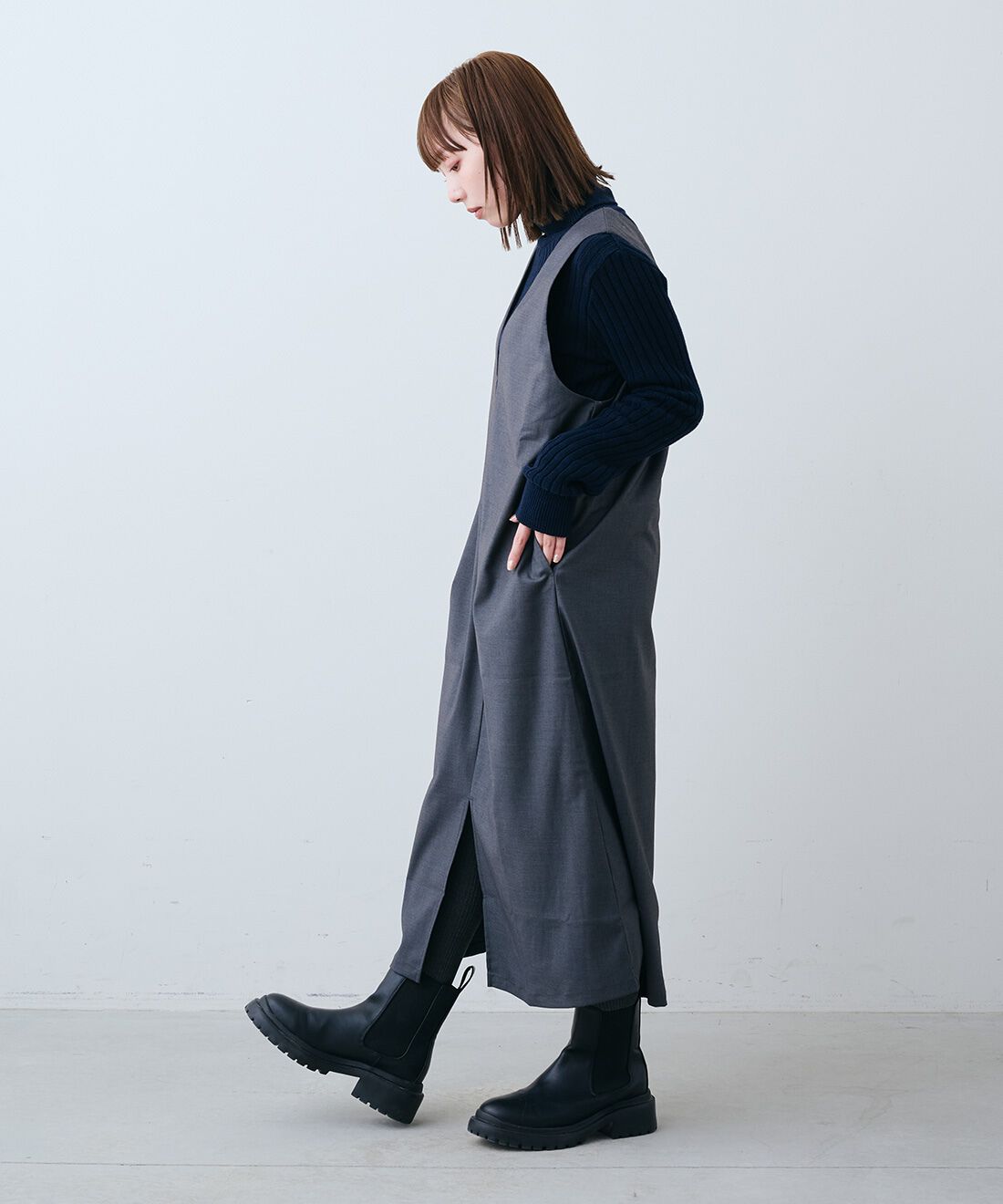 THREE FIFTY STANDARD|ウールライクなVネック ジャンパースカート〈杢グレー〉のコーディネート|モデル身長：150cm　ジャンパースカート着用サイズ：MP　タートル着用サイズ：M
