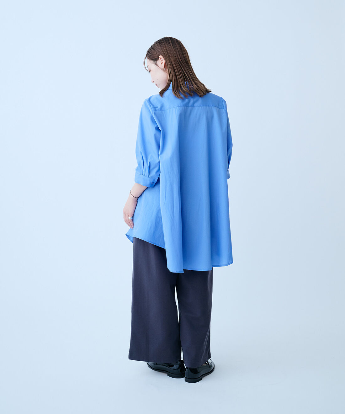 フェリシモファッションニュース|汗じみパッド付きがうれしい テントラインシャツチュニック〈ブルー〉とくぼっち★とコラボ 伸びやか＆ハリ感素材でらくちんなのにきれい見えする フードトップス＆パンツセット〈チャコールグレー〉のコーディネート