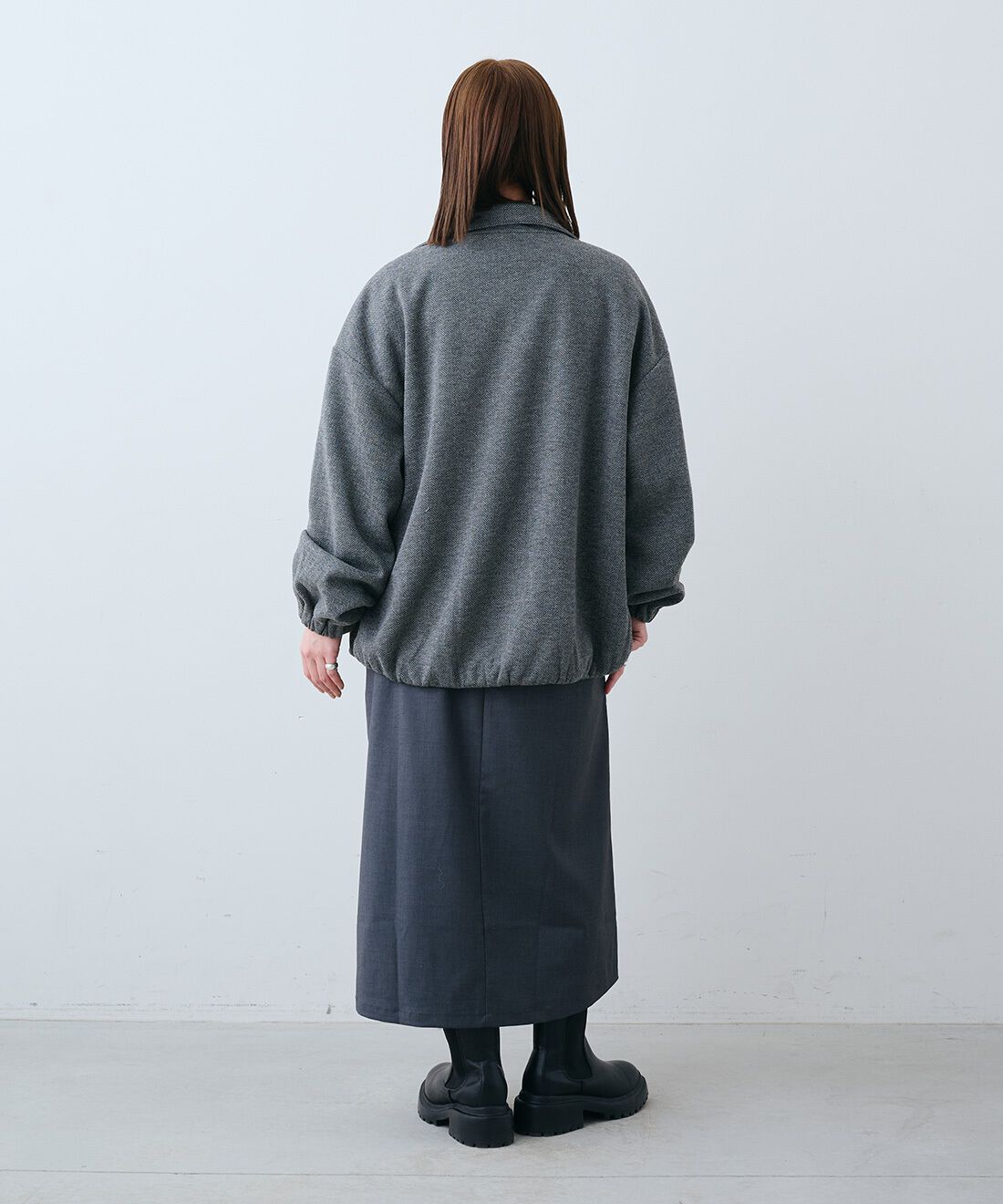THREE FIFTY STANDARD|ヘリンボーン柄のブルゾン〈グレー〉とウールライクなVネック ジャンパースカート〈杢グレー〉のコーディネート|モデル身長：150cm　ジャンパースカート着用サイズ：MP　タートル着用サイズ：M　アウター着用サイズ：M