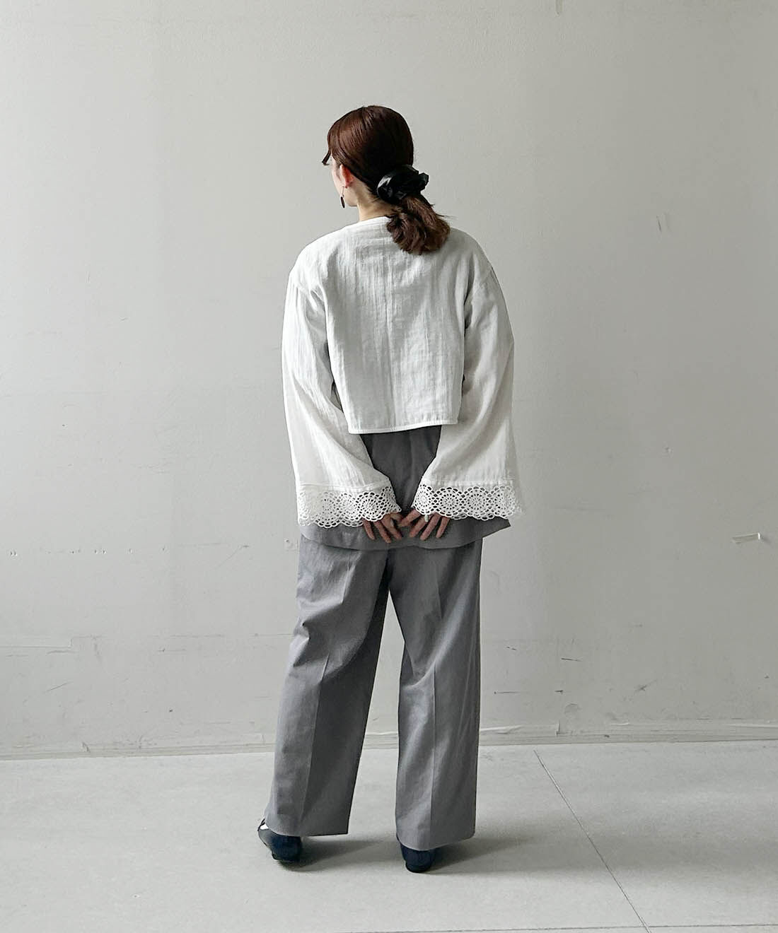 mensha!|ヴィンテージライクなレース＆ガーゼボレロカーディガンとMEDE19F ラップスカート付きパンツ〈グレー〉のコーディネート|スタッフ身長：152cm　トップス着用サイズ：M　ボトムス着用サイズ：MP