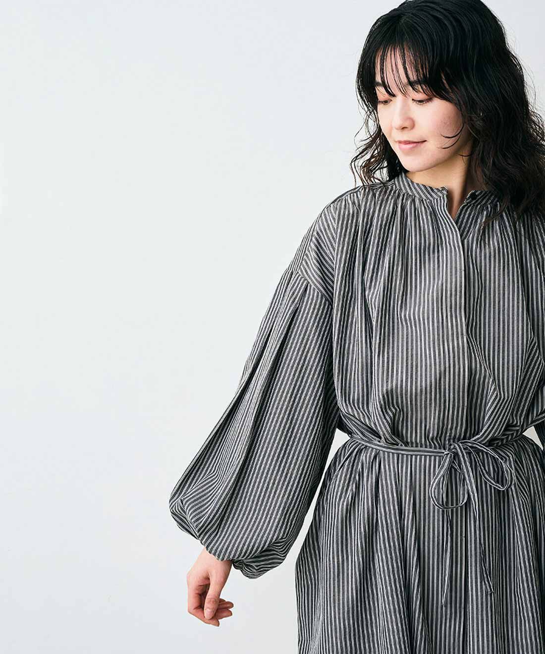 Live in  comfort|リブ イン コンフォート　人気スタイリスト 石上 美津江さんとつくった ざばっと着られてアウターにもなる2-WAYワンピース〈スミクロストライプ〉|ぽわんとふくらむボリューム袖がかわいい