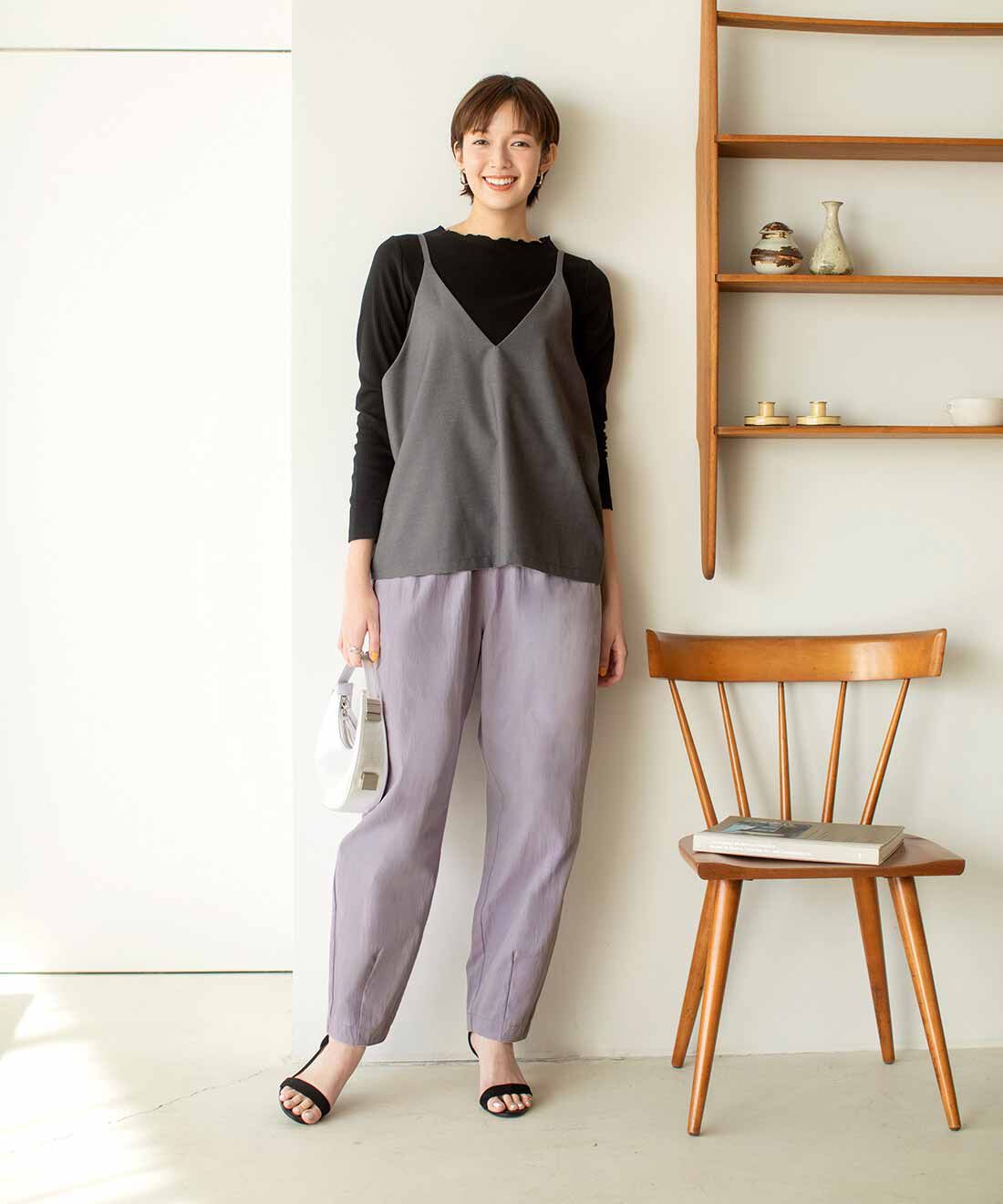 Live in  comfort|レイヤード上手にキャミベスト＆リブインナーセット〈グレー&times;ブラック〉とUVカット＆吸汗速乾機能のすっきり見えぷっかりバレルパンツ〈パープル〉のコーディネート