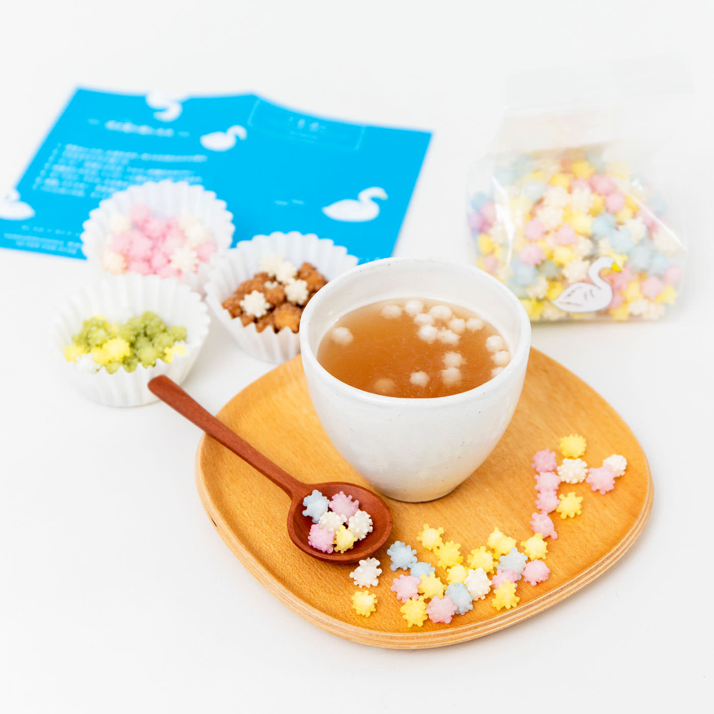 フェリシモの雑貨 Kraso|飲みものに浮かべる!?  新潟で115年続く　かわいい伝統菓子「浮き星」8種類ギフトセット|こんぺいとうみたいだけれど、こんぺいとうじゃない。「浮き星」は、「あられ」に砂糖蜜をかけた、新潟のかわいい伝統菓子。そのまま食べてもいいけれど、飲みものに入れるのがおすすめ。ほうじ茶や紅茶との相性抜群！飲みものに浮かぶお星さま&hellip;&hellip;だから「浮き星」っていう名まえなんです。