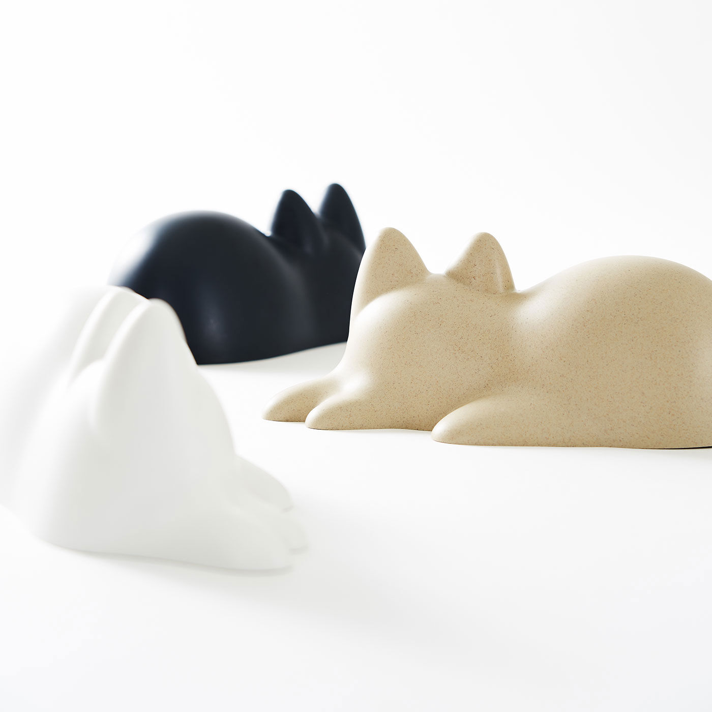 フェリシモの雑貨 Kraso|ごはんにゼリーに雪だるま！ ＋ｄ 猫シルエットが作れる「ネコカップ」|黒ネコ、白ネコをイメージしたビオブラック、ビオホワイト、素材そのものの色を活かしたビオベージュの3色があります。素材は、原料の50％以上に竹を使用したプラスティックです。