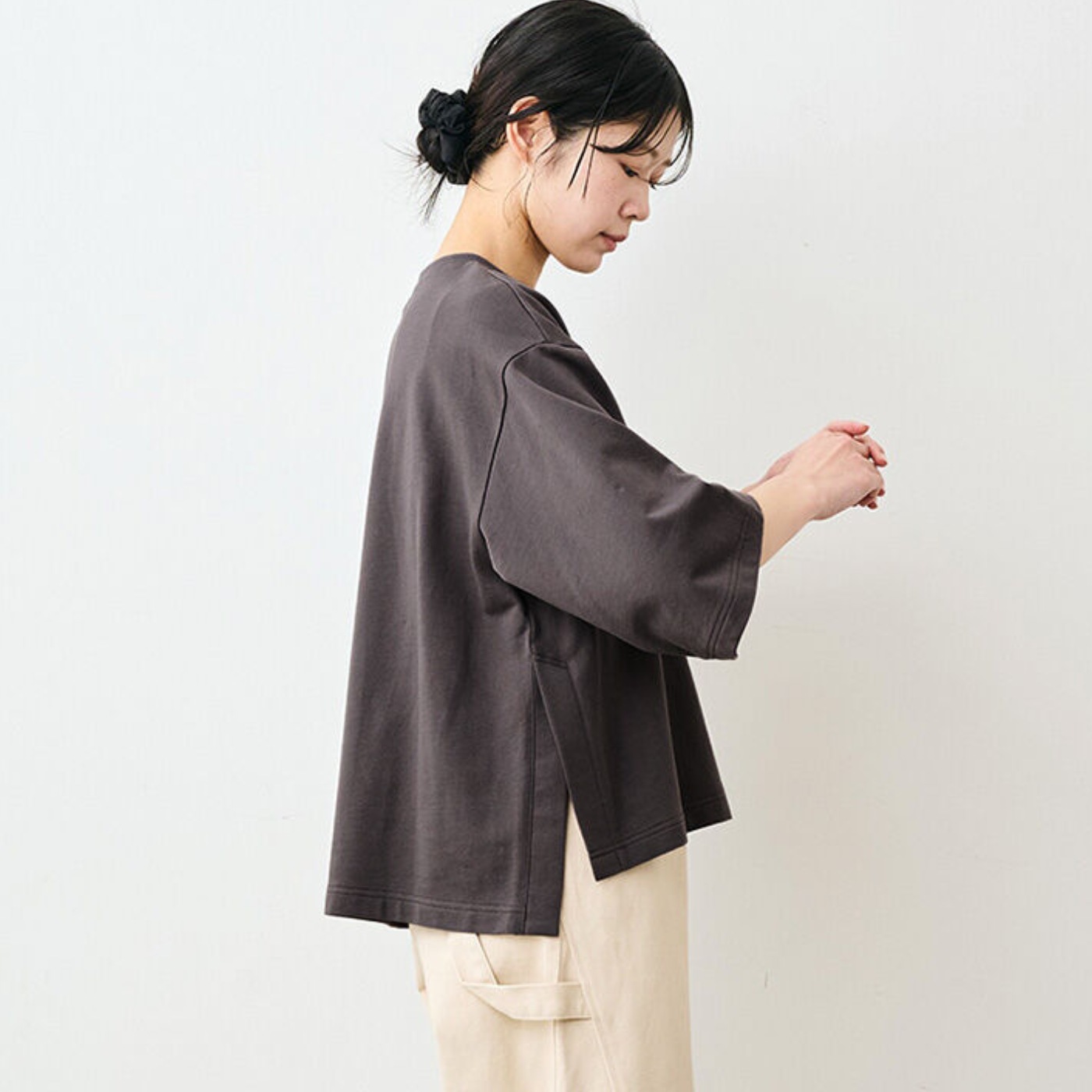 前後差のある少し短めの丈感と、深めに入れたサイドスリットで、抜け感コーデが即完成。