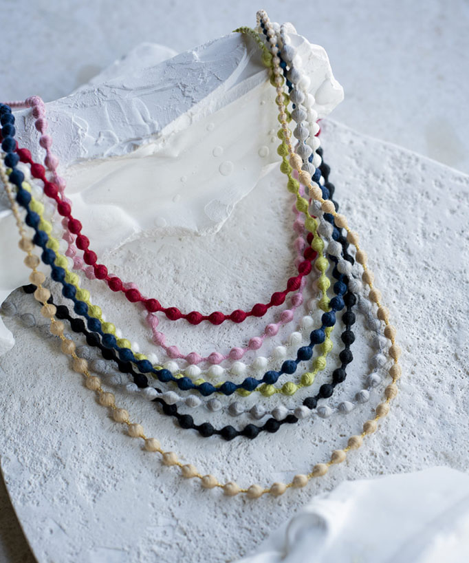 
群馬の老舗刺繍工房が作った 糸の宝石のグラス用ネックレス
