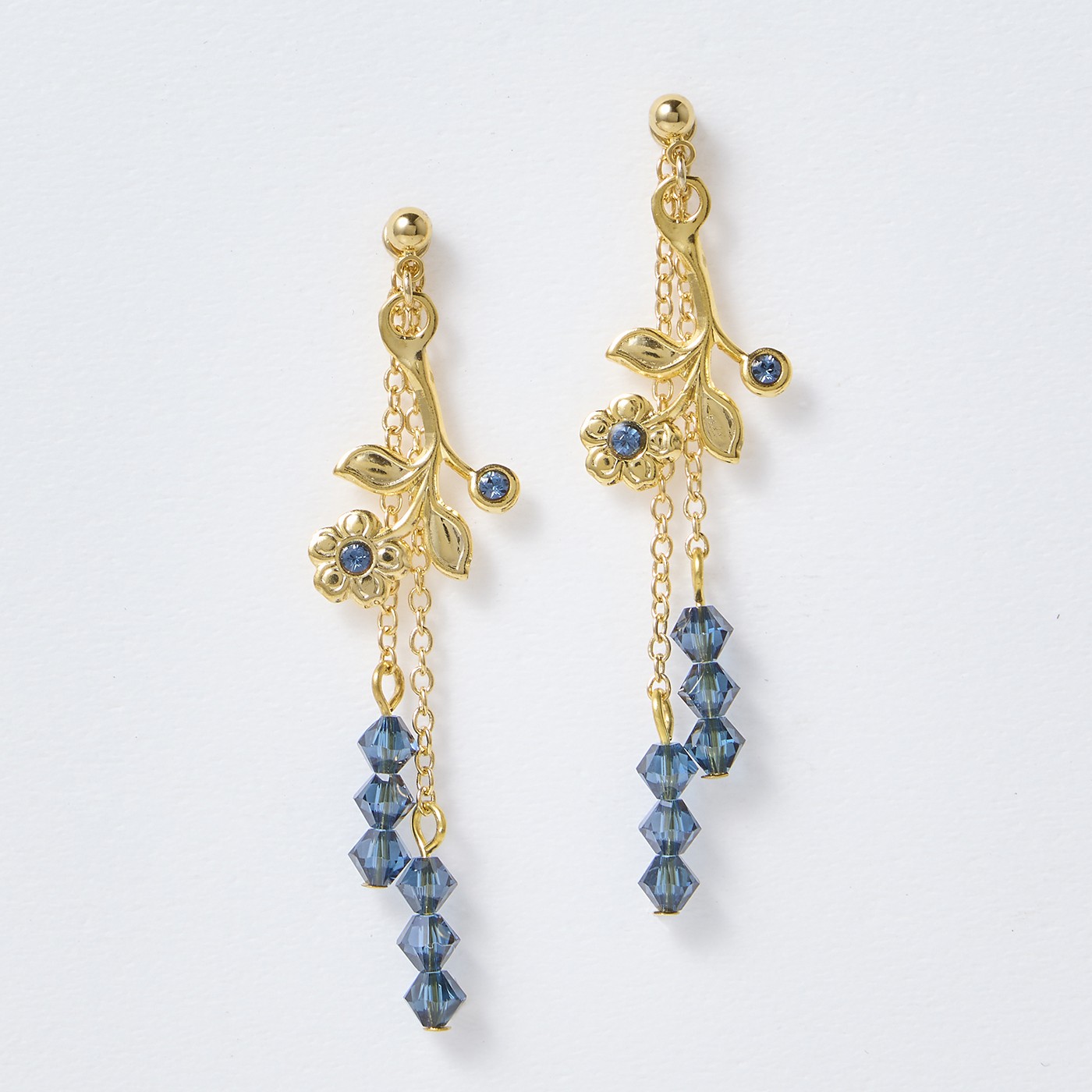 フェリシモギフトショップ|花と６粒クリスタルガラスイヤアクセ〈ブルー〉
